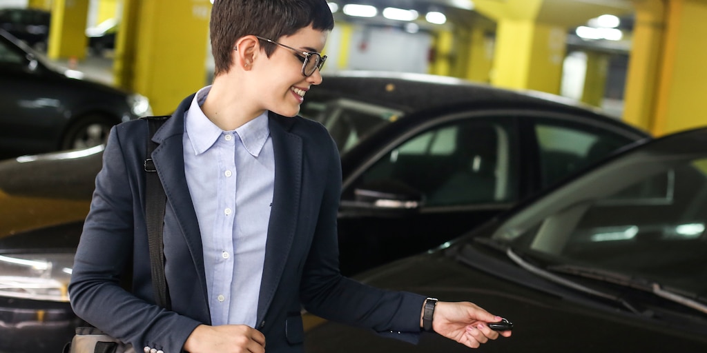 Joven interesada en vender su auto con uno de  nuestros distribuidores Chevrolet